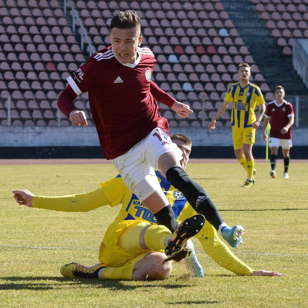 BÉČKO ??? Vstup do sezony se naší rezervě nevydařil, včera na Strahově podlehla Varnsdorfu zaslouženě 0:3. Nemělo to ten potřebný drajv, jako na podzim. Otázkou však také je, jak by to vypadalo, kdyby třeba trojka Ryneš, Gabriel a Suchomel necestovala úplně zbytečně na výlet do Jablonce. Ti kluci musí hrát, hrát a hrát a ne zbytečně vysedávat na lavičce, zvláště, když je jasné, že trenér Vrba má na střídání jiné favority. Nebo dokonce svá střídání ani nevyužije, jako včera. Další zápas čeká naše béčko v neděli na Žižkově. Má být hezké počasí, budou jitrničky, jelítka, prdelačka, škvarky a samozřejmě i klasické výborné klobásky a pivko, tak se stavte na žižkovskou snídani, výkop zápasu je na stadionu na Seifertce tradičně v 10:15 hod. ? Celou kompletní fotogalerii ze zápasu Sparta B - Varnsdorf si můžete prohlédnout na našem webu spartaforever.cz #acsparta #spartaB #spartaforever